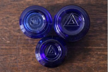 アンティーク雑貨　イギリス　レトロで可愛らしい小さな青色ガラス瓶(ビン)3個セット(1)