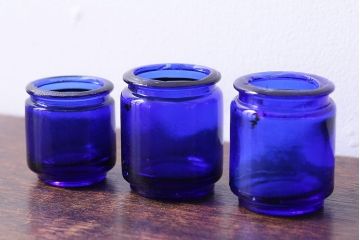 アンティーク雑貨　イギリス　レトロで可愛らしい小さな青色ガラス瓶(ビン)3個セット(2)