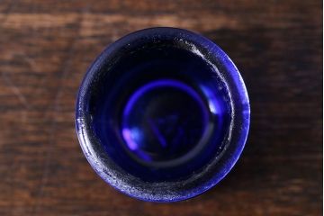 アンティーク雑貨　イギリス　レトロで可愛らしい小さな青色ガラス瓶(ビン)3個セット(2)
