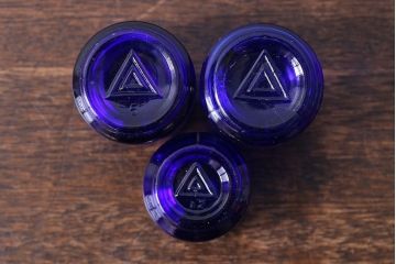 アンティーク雑貨　イギリス　レトロで可愛らしい小さな青色ガラス瓶(ビン)3個セット(2)