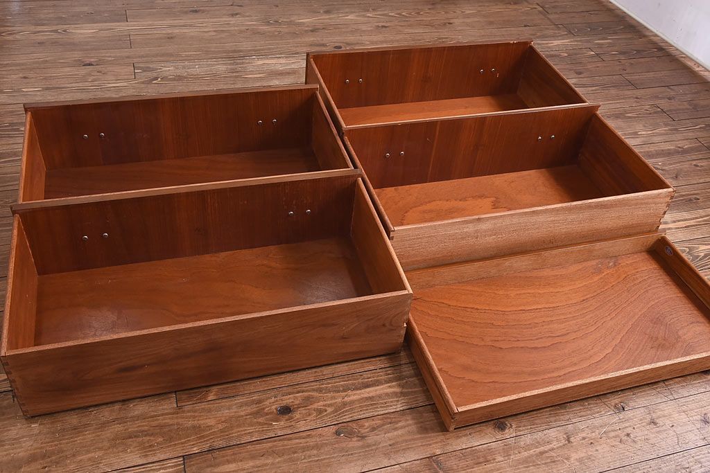 ヴィンテージ家具　北欧ビンテージ　チーク材　丸い取っ手がユニークなチェスト(サイドチェスト、引き出し、ドロワー)