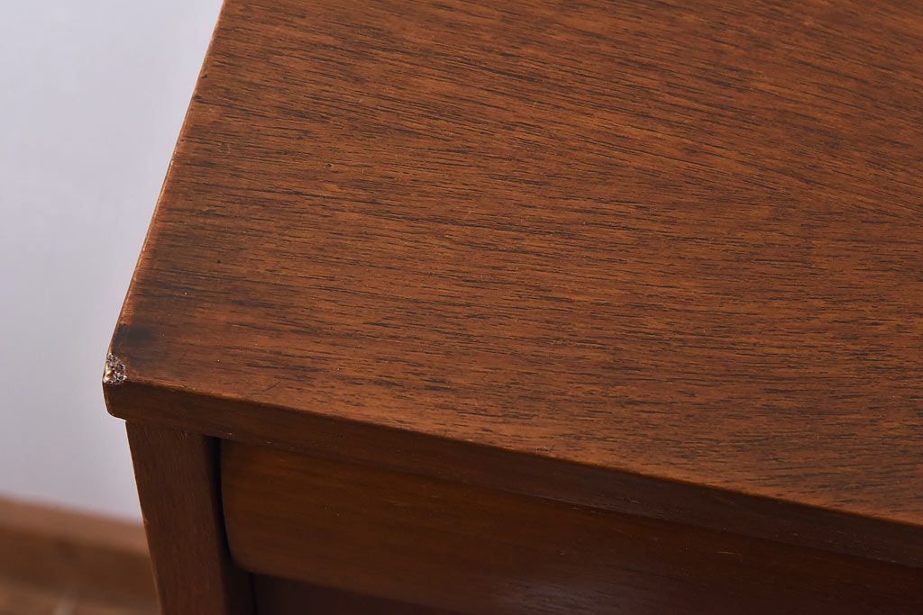 ヴィンテージ家具　北欧ビンテージ　チーク材　丸い取っ手がユニークなチェスト(サイドチェスト、引き出し、ドロワー)