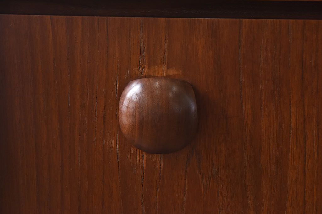 ヴィンテージ家具　北欧ビンテージ　チーク材　丸い取っ手がユニークなチェスト(サイドチェスト、引き出し、ドロワー)