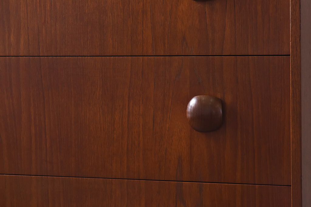 ヴィンテージ家具　北欧ビンテージ　チーク材　丸い取っ手がユニークなチェスト(サイドチェスト、引き出し、ドロワー)