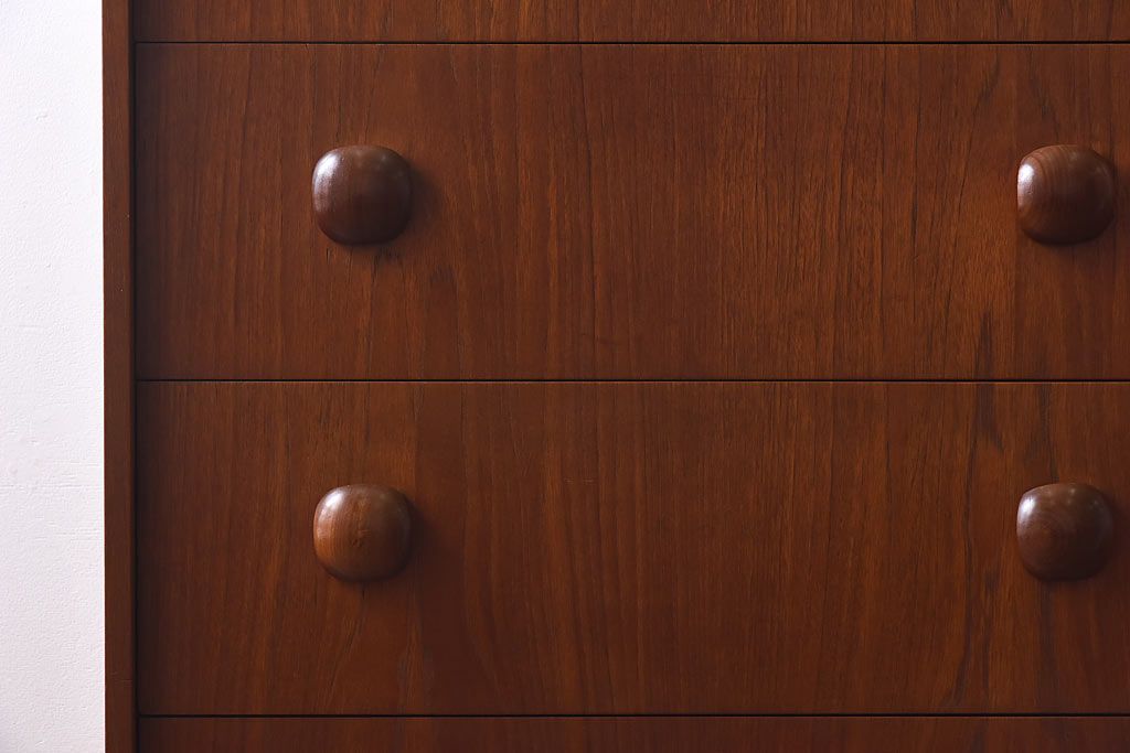 ヴィンテージ家具　北欧ビンテージ　チーク材　丸い取っ手がユニークなチェスト(サイドチェスト、引き出し、ドロワー)