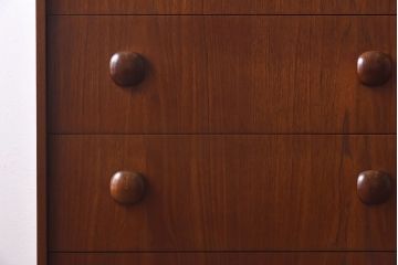 ヴィンテージ家具　北欧ビンテージ　チーク材　丸い取っ手がユニークなチェスト(サイドチェスト、引き出し、ドロワー)