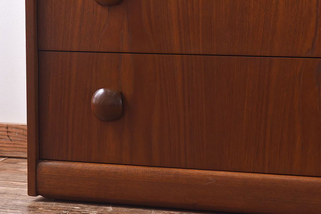 ヴィンテージ家具　北欧ビンテージ　チーク材　丸い取っ手がユニークなチェスト(サイドチェスト、引き出し、ドロワー)