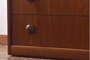 ヴィンテージ家具　北欧ビンテージ　チーク材　丸い取っ手がユニークなチェスト(サイドチェスト、引き出し、ドロワー)