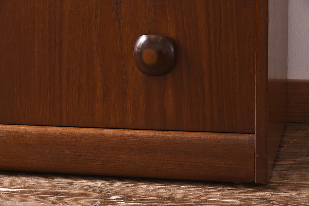 ヴィンテージ家具　北欧ビンテージ　チーク材　丸い取っ手がユニークなチェスト(サイドチェスト、引き出し、ドロワー)