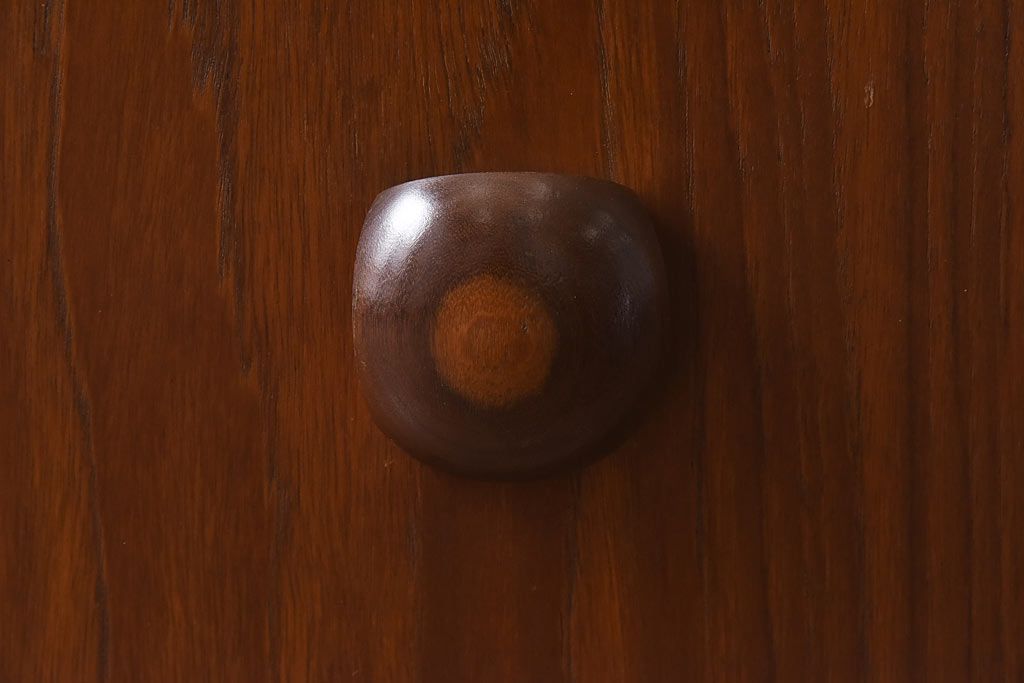 ヴィンテージ家具　北欧ビンテージ　チーク材　丸い取っ手がユニークなチェスト(サイドチェスト、引き出し、ドロワー)