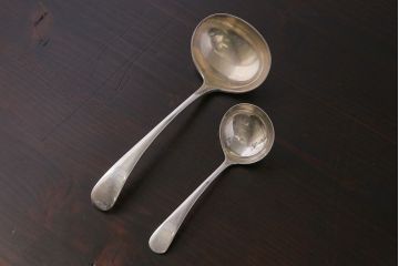 アンティーク雑貨　イギリスビンテージ　味わい深い風合いのシルバープレートスプーン(レードル)2つセット