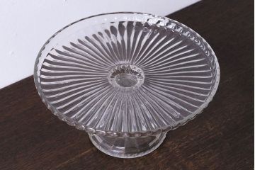 アンティーク雑貨　イギリス製　胴の細かな意匠がおしゃれなガラスのケーキスタンド