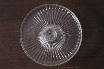 アンティーク雑貨　イギリス製　胴の細かな意匠がおしゃれなガラスのケーキスタンド