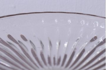 アンティーク雑貨　イギリス製　胴の細かな意匠がおしゃれなガラスのケーキスタンド