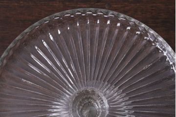 アンティーク雑貨　イギリス製　胴の細かな意匠がおしゃれなガラスのケーキスタンド