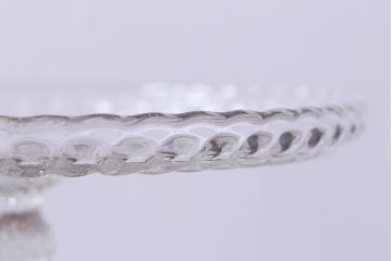 アンティーク雑貨　イギリス製　胴の細かな意匠がおしゃれなガラスのケーキスタンド