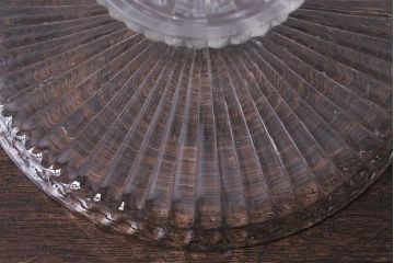 アンティーク雑貨　イギリス製　胴の細かな意匠がおしゃれなガラスのケーキスタンド