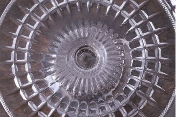 アンティーク雑貨　イギリス製　シンプルなフォルムが魅力的なガラスのケーキスタンド