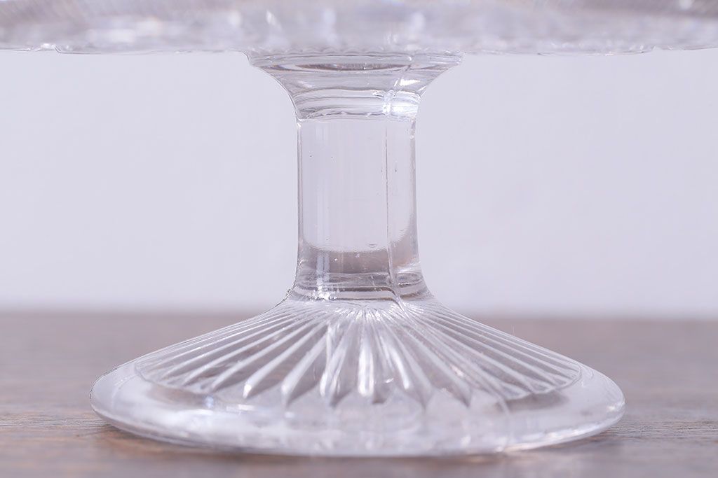 アンティーク雑貨　イギリス製　シンプルなフォルムが魅力的なガラスのケーキスタンド