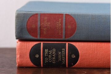 アンティーク雑貨　イギリスアンティーク　飾るだけで様になる本(洋書、古書、英字本)2冊セット