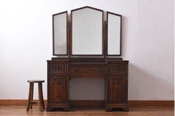 アンティーク家具　イギリス製　風格と気品漂うドレッサー(鏡台、三面鏡、ドレッシングチェスト)