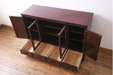 中古美品　伝統工芸　岩谷堂箪笥　桜木作　欅材の杢目と金具が見事なサイドボード(タンス、収納棚、キャビネット)