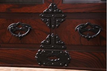 中古美品　伝統工芸　岩谷堂箪笥　桜木作　欅材の杢目と金具が見事なサイドボード(タンス、収納棚、キャビネット)