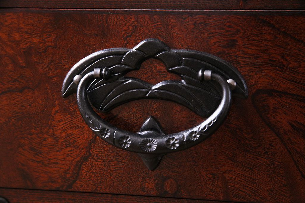 中古美品　伝統工芸　岩谷堂箪笥　桜木作　欅材の杢目と金具が見事なサイドボード(タンス、収納棚、キャビネット)