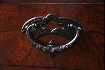 中古美品　伝統工芸　岩谷堂箪笥　桜木作　欅材の杢目と金具が見事なサイドボード(タンス、収納棚、キャビネット)