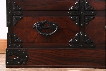 中古美品　伝統工芸　岩谷堂箪笥　桜木作　欅材の杢目と金具が見事なサイドボード(タンス、収納棚、キャビネット)