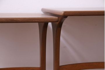 アンティーク雑貨　北欧ビンテージ　チーク材　シンプルなデザインのネストテーブル(サイドテーブル、カフェテーブル、花台)