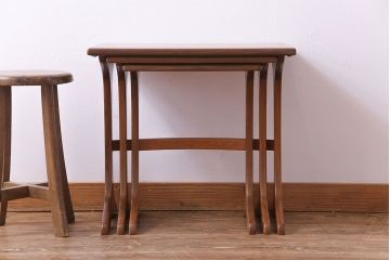 アンティーク雑貨　北欧ビンテージ　チーク材　シンプルなデザインのネストテーブル(サイドテーブル、カフェテーブル、花台)