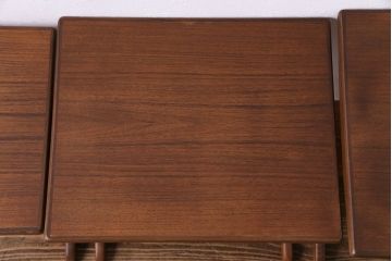 アンティーク雑貨　北欧ビンテージ　チーク材　シンプルなデザインのネストテーブル(サイドテーブル、カフェテーブル、花台)
