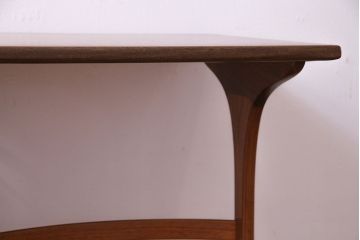 アンティーク雑貨　北欧ビンテージ　チーク材　シンプルなデザインのネストテーブル(サイドテーブル、カフェテーブル、花台)