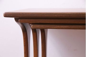 アンティーク雑貨　北欧ビンテージ　チーク材　シンプルなデザインのネストテーブル(サイドテーブル、カフェテーブル、花台)