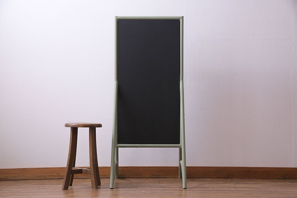 アンティーク雑貨　ペイント家具　ナチュラルカラーがペイントされたレトロなブラックボード(黒板)(2)