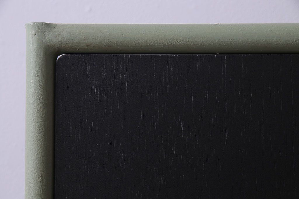 アンティーク雑貨　ペイント家具　ナチュラルカラーがペイントされたレトロなブラックボード(黒板)(2)