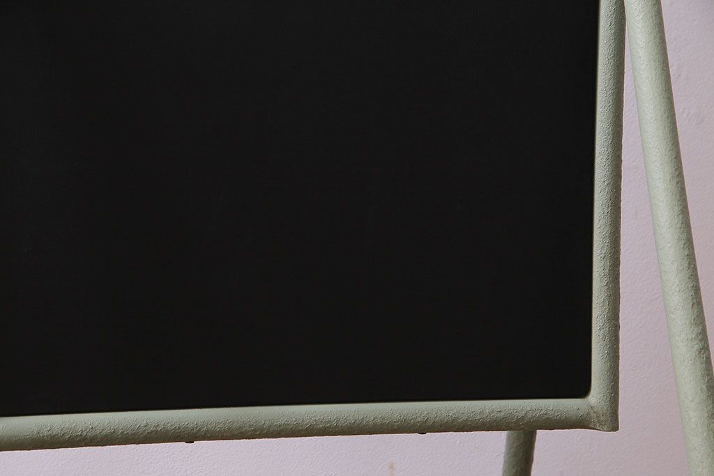 アンティーク雑貨　ペイント家具　ナチュラルカラーがペイントされたレトロなブラックボード(黒板)(2)