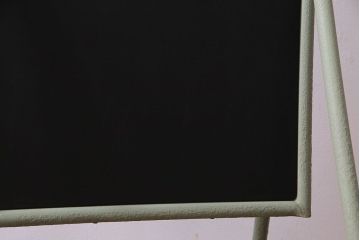 アンティーク雑貨　ペイント家具　ナチュラルカラーがペイントされたレトロなブラックボード(黒板)(2)