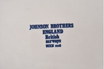 イギリス　JOHNSON BROTHERS(ジョンソン・ブラザーズ)　スクエア型白い長皿(深皿、プレート)