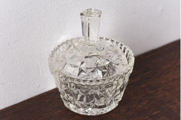 アンティーク雑貨　イギリスビンテージ　ガラス製　厚みのあるしっかりとしたデザインが魅力の蓋付き小物入れ