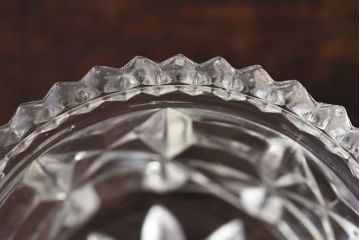 アンティーク雑貨　イギリスビンテージ　ガラス製　厚みのあるしっかりとしたデザインが魅力の蓋付き小物入れ