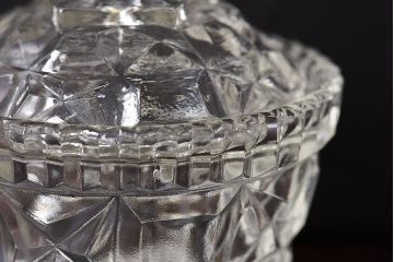 アンティーク雑貨　イギリスビンテージ　ガラス製　厚みのあるしっかりとしたデザインが魅力の蓋付き小物入れ