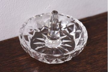 アンティーク雑貨　イギリスビンテージ　優雅なデザインが美しいガラス製リングスタンド(リングホルダー、アクセサリートレイ)