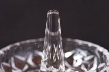 アンティーク雑貨　イギリスビンテージ　優雅なデザインが美しいガラス製リングスタンド(リングホルダー、アクセサリートレイ)