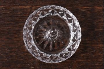 アンティーク雑貨　イギリスビンテージ　優雅なデザインが美しいガラス製リングスタンド(リングホルダー、アクセサリートレイ)