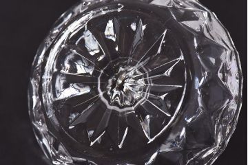 アンティーク雑貨　イギリスビンテージ　優雅なデザインが美しいガラス製リングスタンド(リングホルダー、アクセサリートレイ)