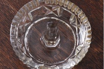 アンティーク雑貨　イギリスビンテージ　直線的なデザインが魅力のガラス製リングスタンド(リングホルダー、アクセサリートレイ)