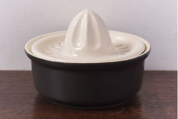 アンティーク雑貨　イギリスビンテージ　陶器製　ダークブラウンとのコントラストがおしゃれなシトラススクイーザー(絞り器)