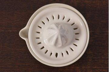アンティーク雑貨　イギリスビンテージ　陶器製　ダークブラウンとのコントラストがおしゃれなシトラススクイーザー(絞り器)